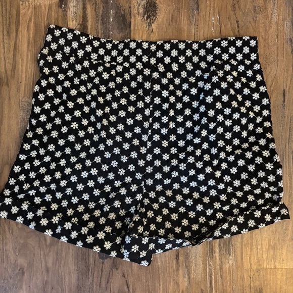 NWOT Bobeau Daisy Print High Waist Pull-On Shorts - Picture 5 of 5